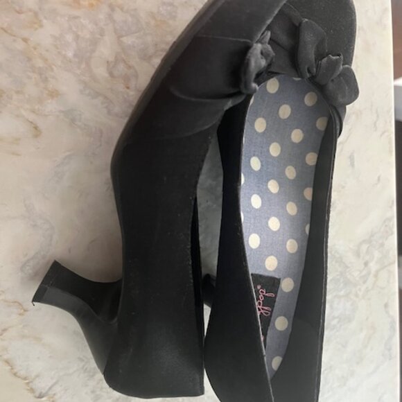 Black satin size 9 Jellypop round toe curvy comma kitten heels - Picture 3 of 3